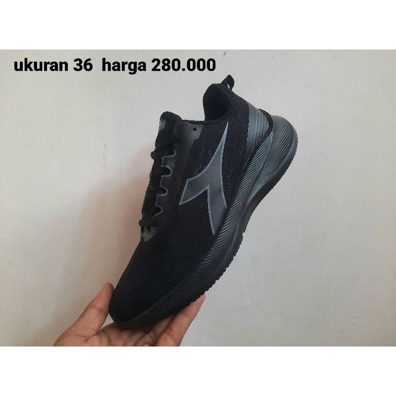 sepatu sekolah warna hitam polos diadora ful black hitam