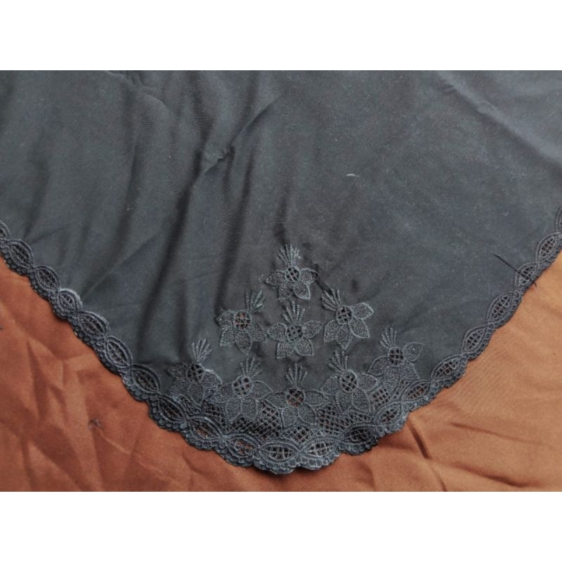 Jilbab sekolah bordir manual segi empat jumbo hitam by Reni Bordir