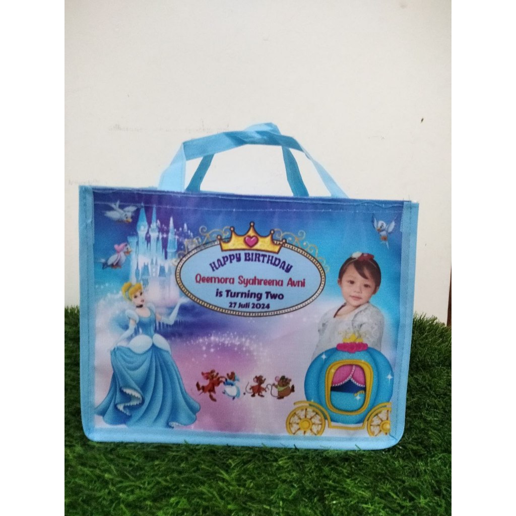 

Tas souvenir ulang tahun/tas ulang tahun/goodiebag printing/tas printing muat bento/tas ulang tahun. ukuran 25x25x20
