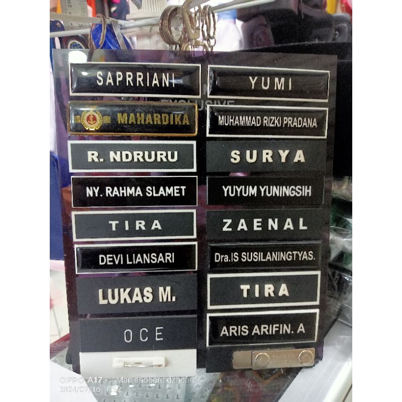 

Nametag belakang magnet