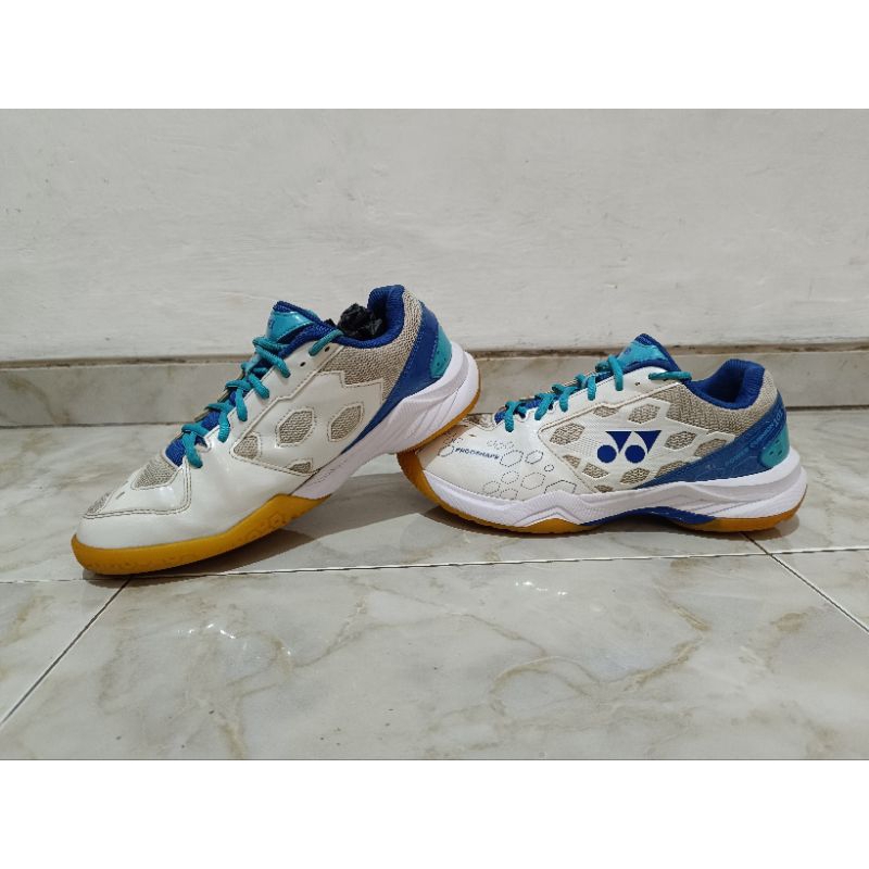 Yonex power cushion 101