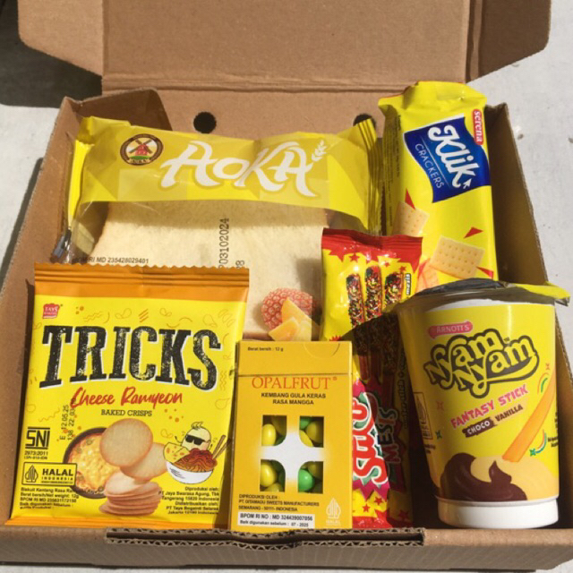 

HAMPERS SNACK BOX 10RIBUAN/ HAMPERS KADO ULTAH PASANGAN/ KADO SERBA KUNING