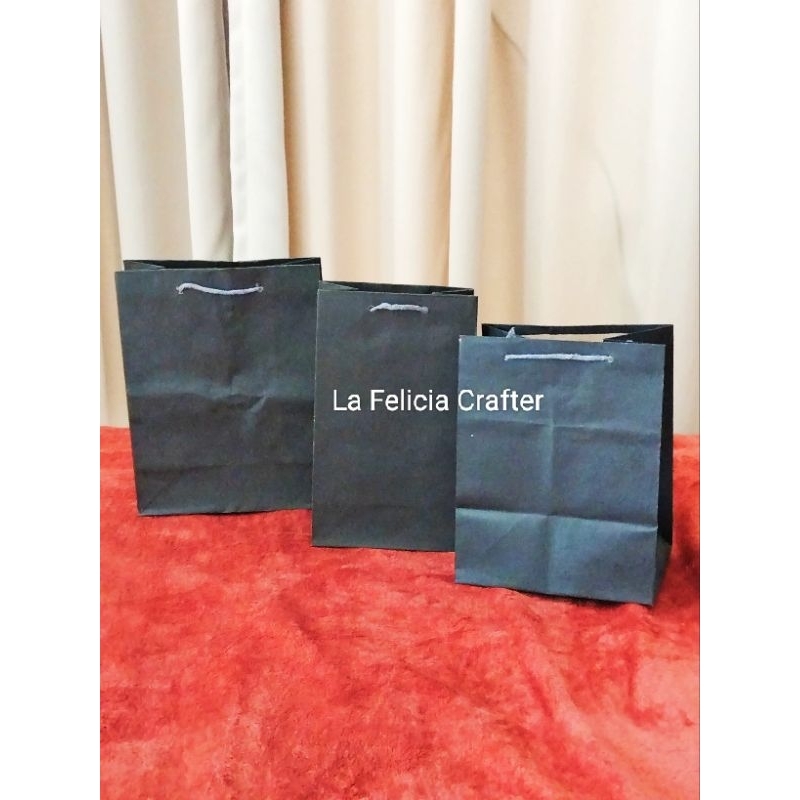 

La Felicia Paperbag Hitam Berbagai Ukuran Tas Kertas Goodie Bag Kado Hampers Hajatan Ulangtahun