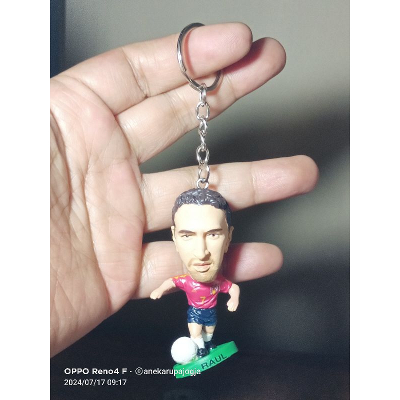 gantungan kunci action figure pemain bola raul