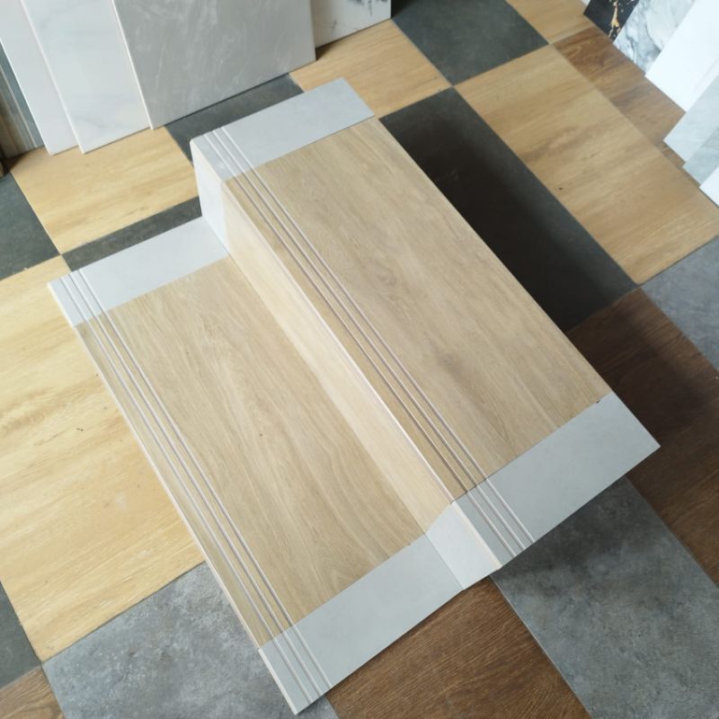 granit tangga motif kayu kombinasi alfine beige X abu UK 30×80&20×80 1set
