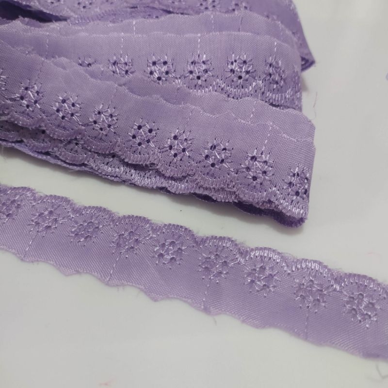 Renda Katun Lima Lobang Kecil Per Rol Warna Ungu Muda
