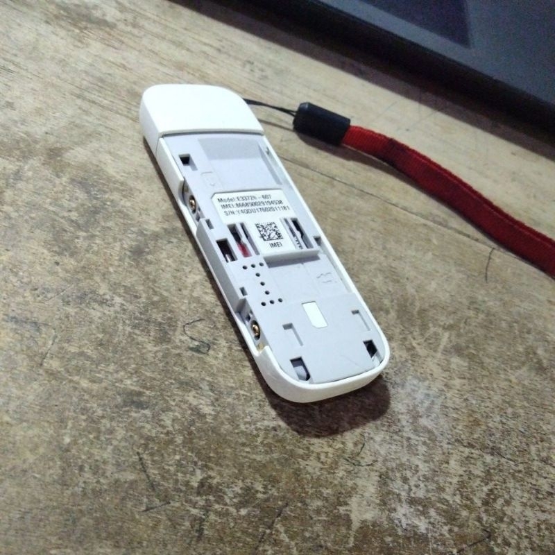 Modem Huawei USB stik E3372 4G min tutup atas