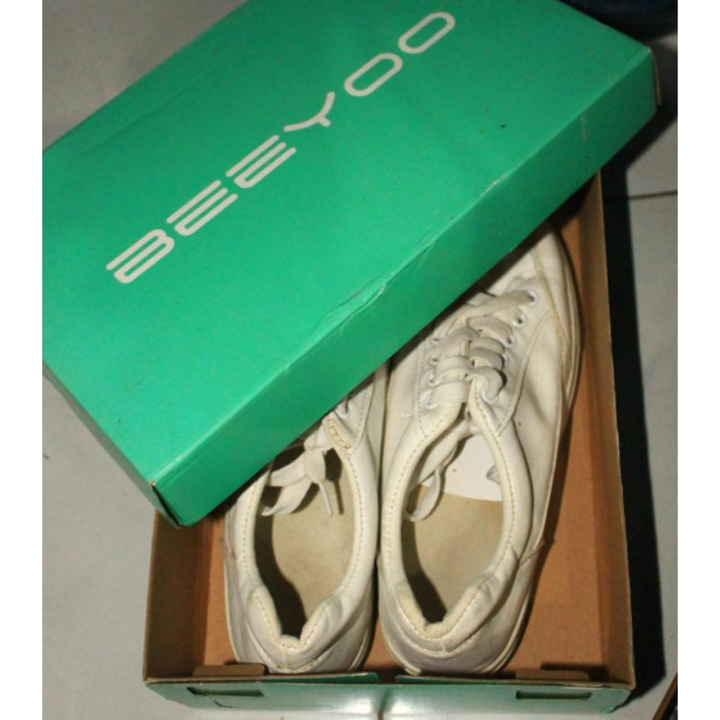 Beeyoo Sepatu Sneakers Second Ori
Harga