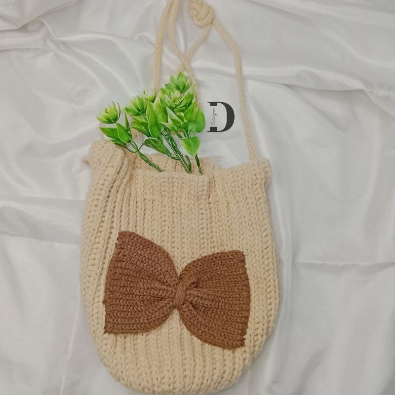 Tas Slempang Rajut dengan Pita