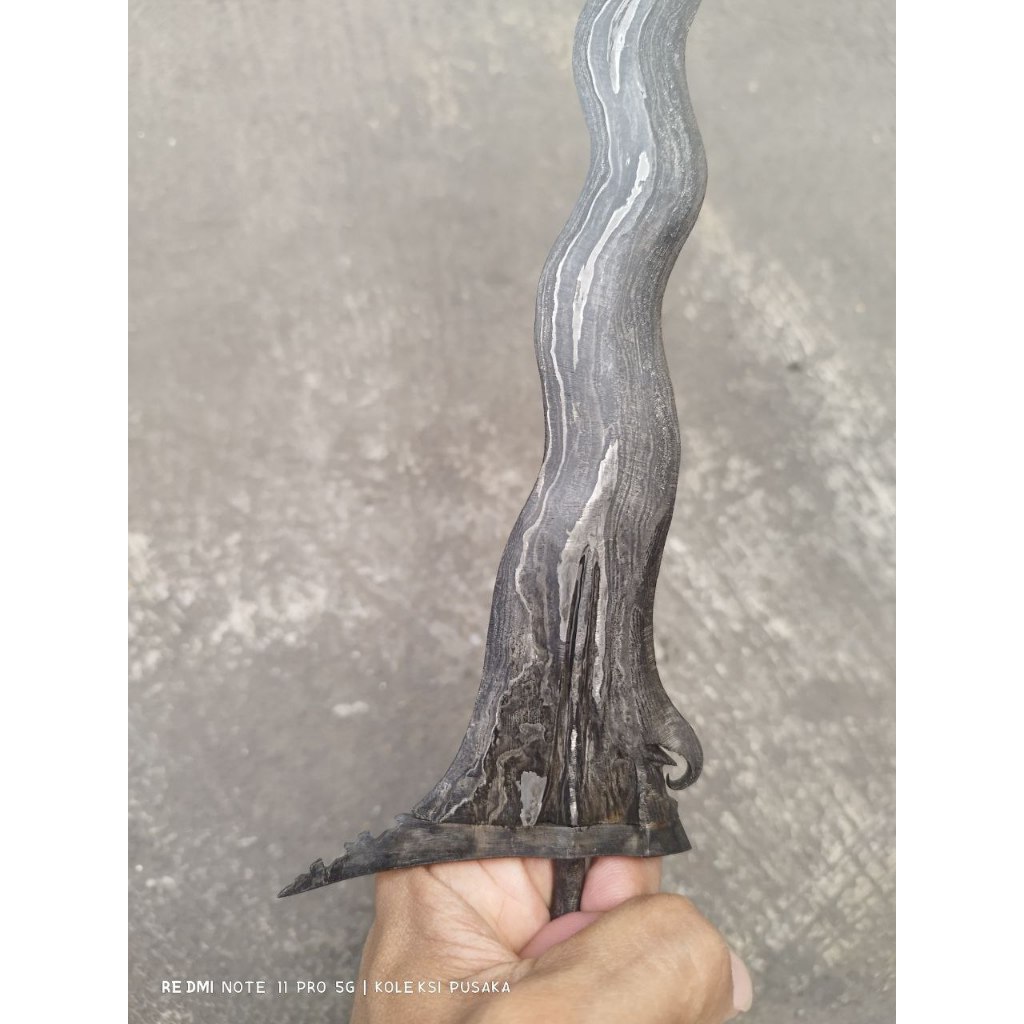 Keris Kamardikan Sengkelat luk 13 pamor Banyu Mili