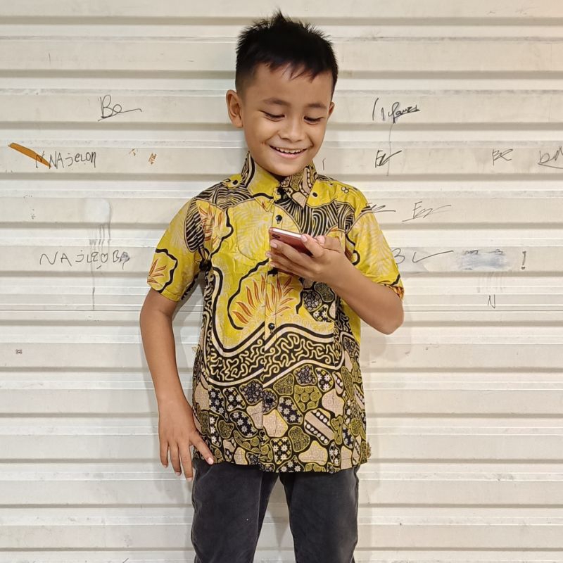 Fatih Batik Medan Batik Anak Laki-Laki Lengan Pendek Kuning Lemon Tahun Bahan Katun CP4367