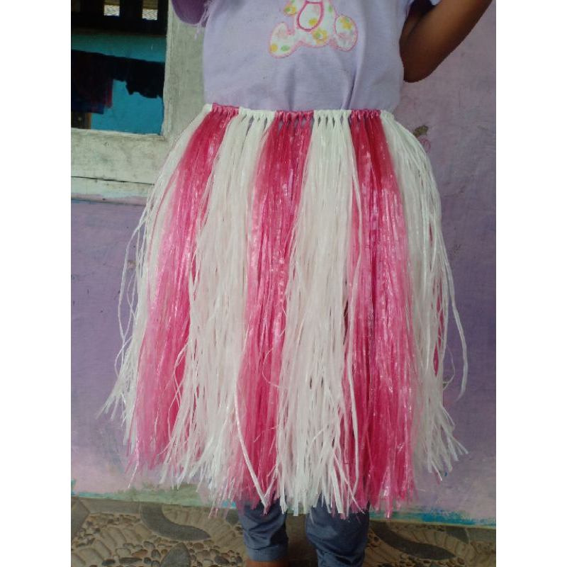 Rok rumbai tali Rapia warna merah putih cocok untuk acara Agustusan