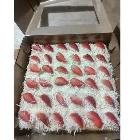 

BOLU KEJU / CAKE KEJU + STRAWBERRY
