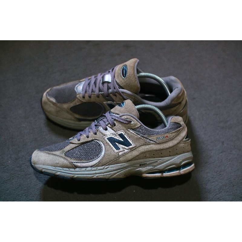 Sepatu NB 2002R Light Grey (ML2002RA)