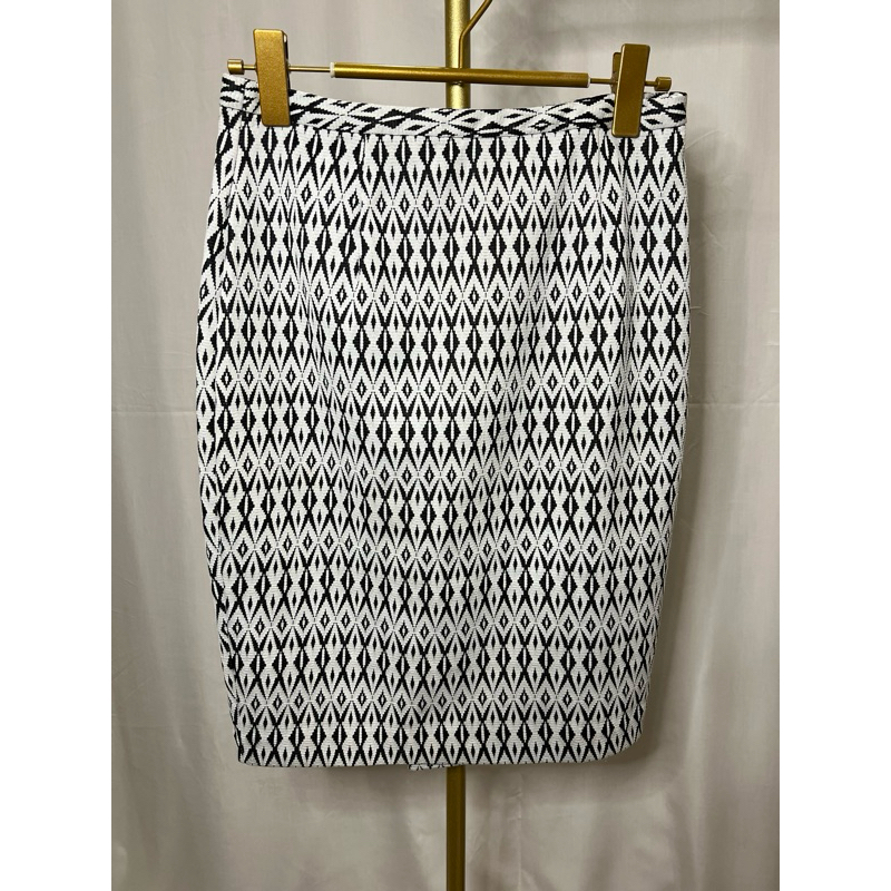 Rok Hitam Putih Garis Persegi the Executive