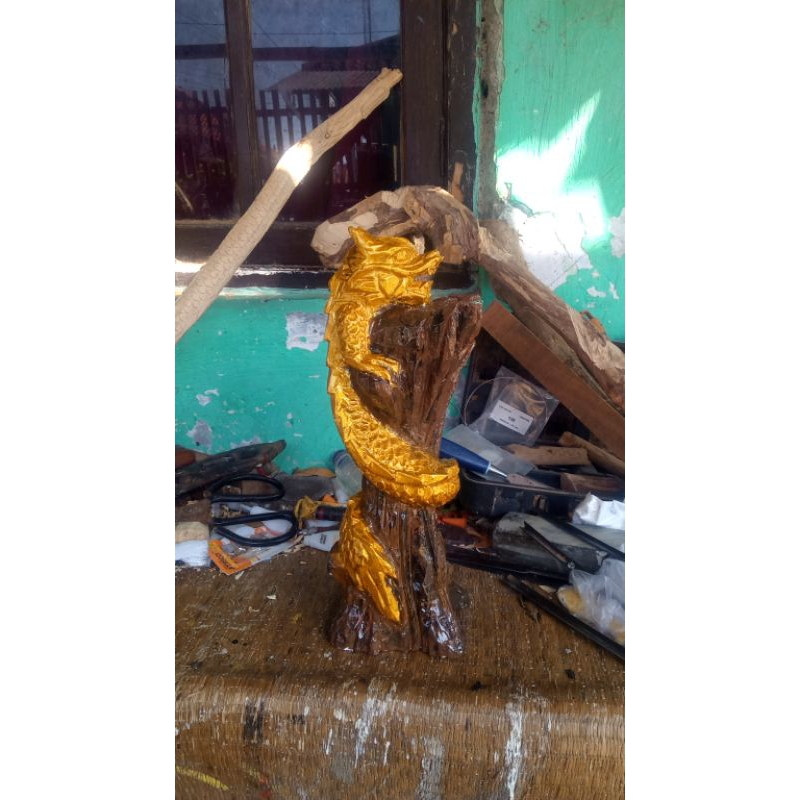 pajangan naga lilit pohon bahan ukiran kayu