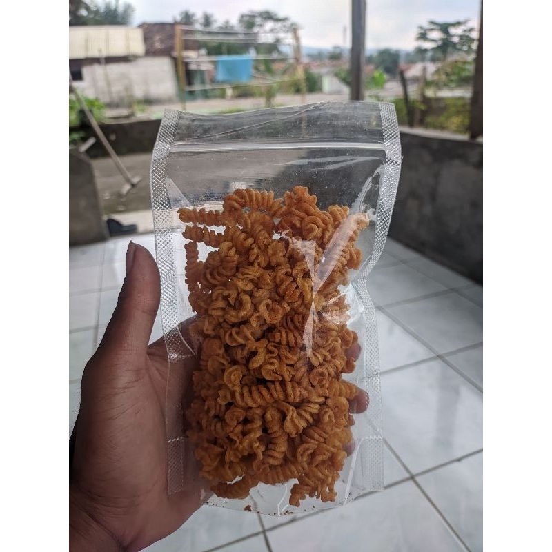 

Cemilan Makroni Uril Kriwil