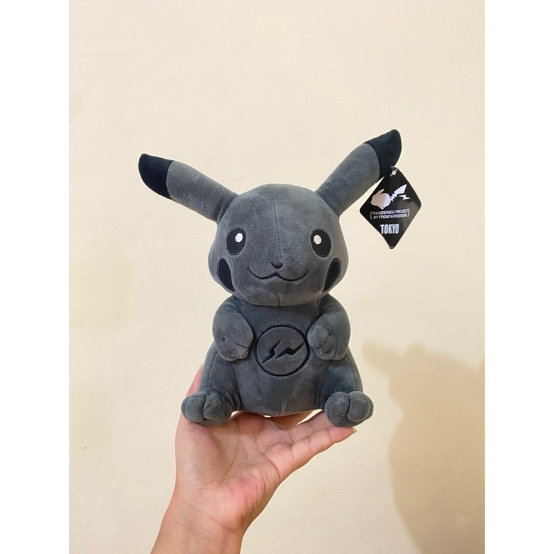 Boneka Karakter Pikachu Thunder Bolt Size 20cm / Boneka Black Pikachu / Boneka Pikachu thunderbolt
