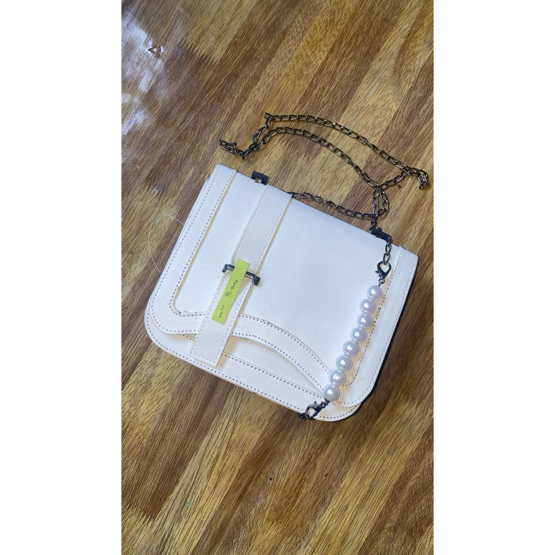 Tas selempang mutiara putih