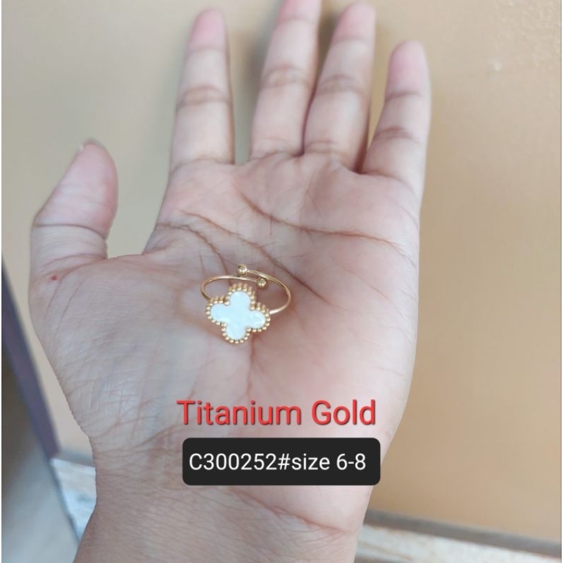 Cincin clover putih titanium