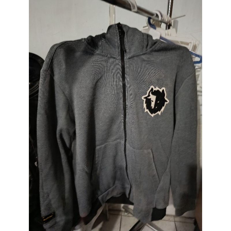 hoodie blackyak LD 122 pjg 68 masih bagus kenceng lecet bagian depan butuh cuci jual cepet 150rb aja