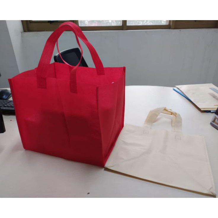 

Premium Goodie Bag Tas Spunbond Kotak Jahit 32x27x26 Box Nasi Dus Kue isi 12pcs