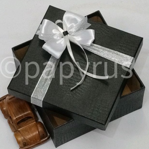 

Bonuskan PAPYRUS 2x2 Tinggi 1cm Kotak Kado Gift Box Hadiah KOTA KADO