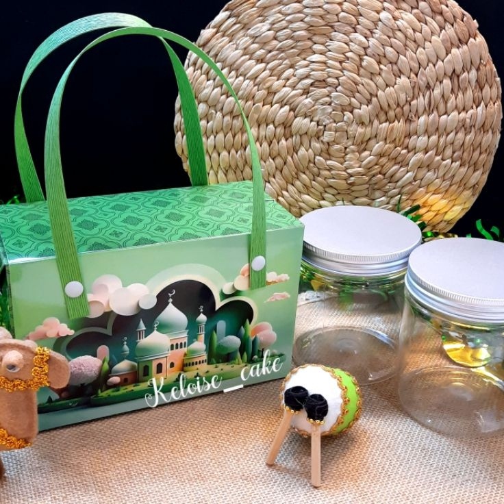 

Bonuskan isi 5 pcs 8 BOX DUS IDUL FITRI UKURAN 19 x 9 x 12 ISI 2 TOPLES PET JAR