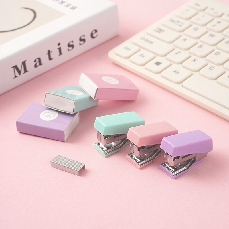 

Stapler Mini Set / Hekter Kecil Kemasan Box Unik / Set Staples Perlengkapan Kantor / Cute Mini Stapler Untuk Pelajar