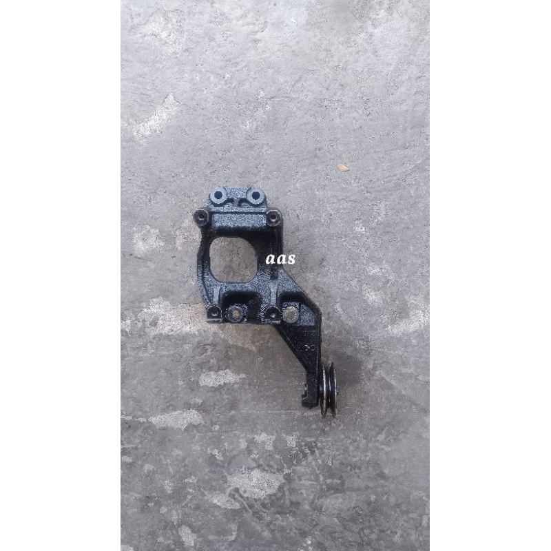 Breket Dudukan Kompresor Ac Kijang 7k Original