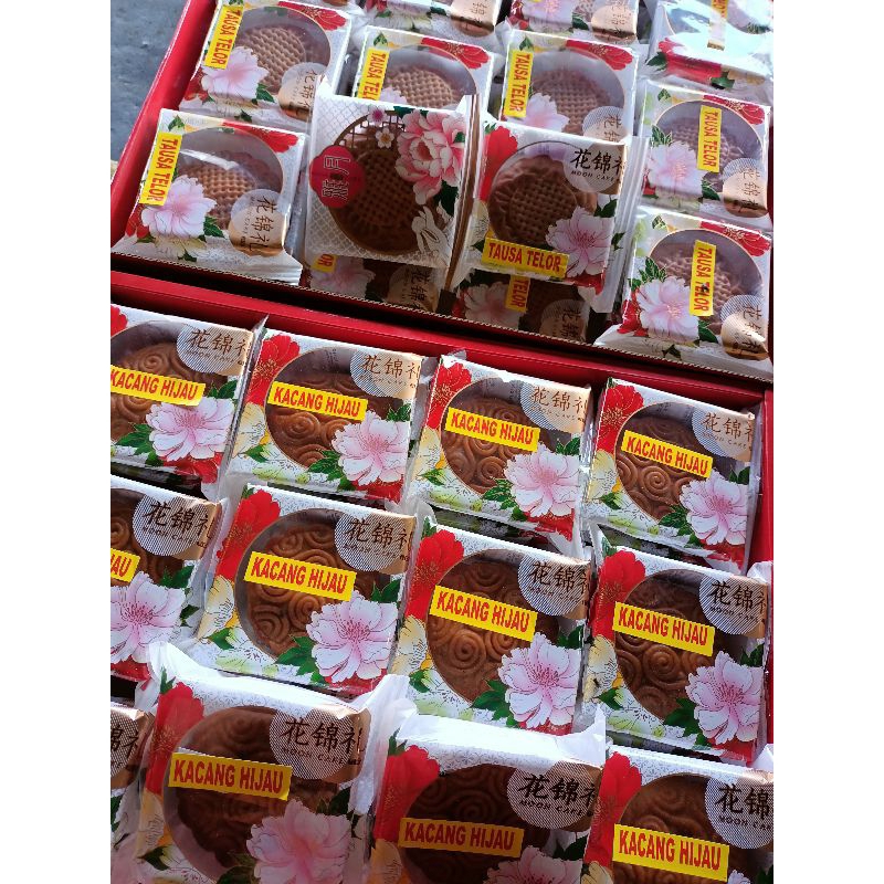

Kue Bulan per biji Sin Chun Hwa (moon cake) tersedia varian kacang hijau, kacang hitam,tausa telur ,durian