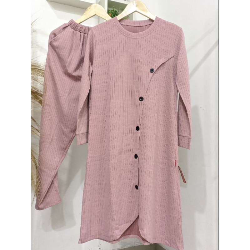 Setelan Tunik Wanita Motif Garis-Garis