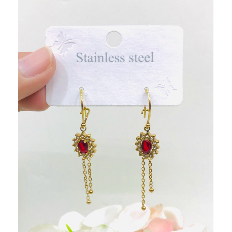 anting jepit mata merah titanium