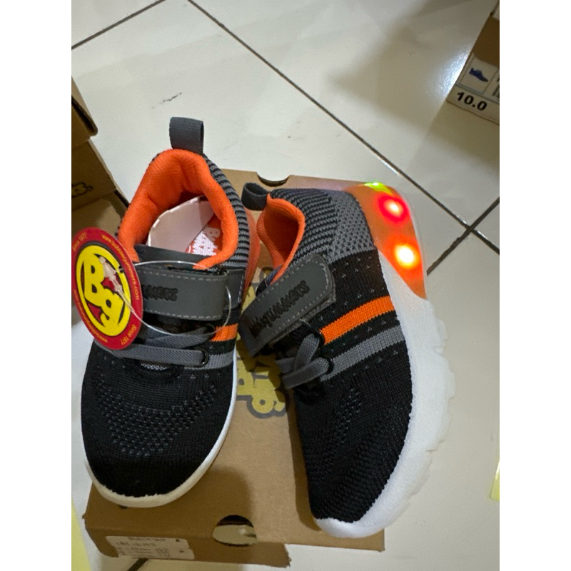 Sepatu anak “BLACK LED 181-6172” bubble gummers