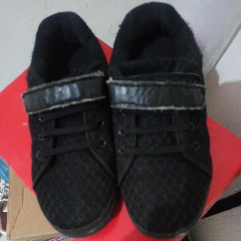 sepatu hitam airwalk