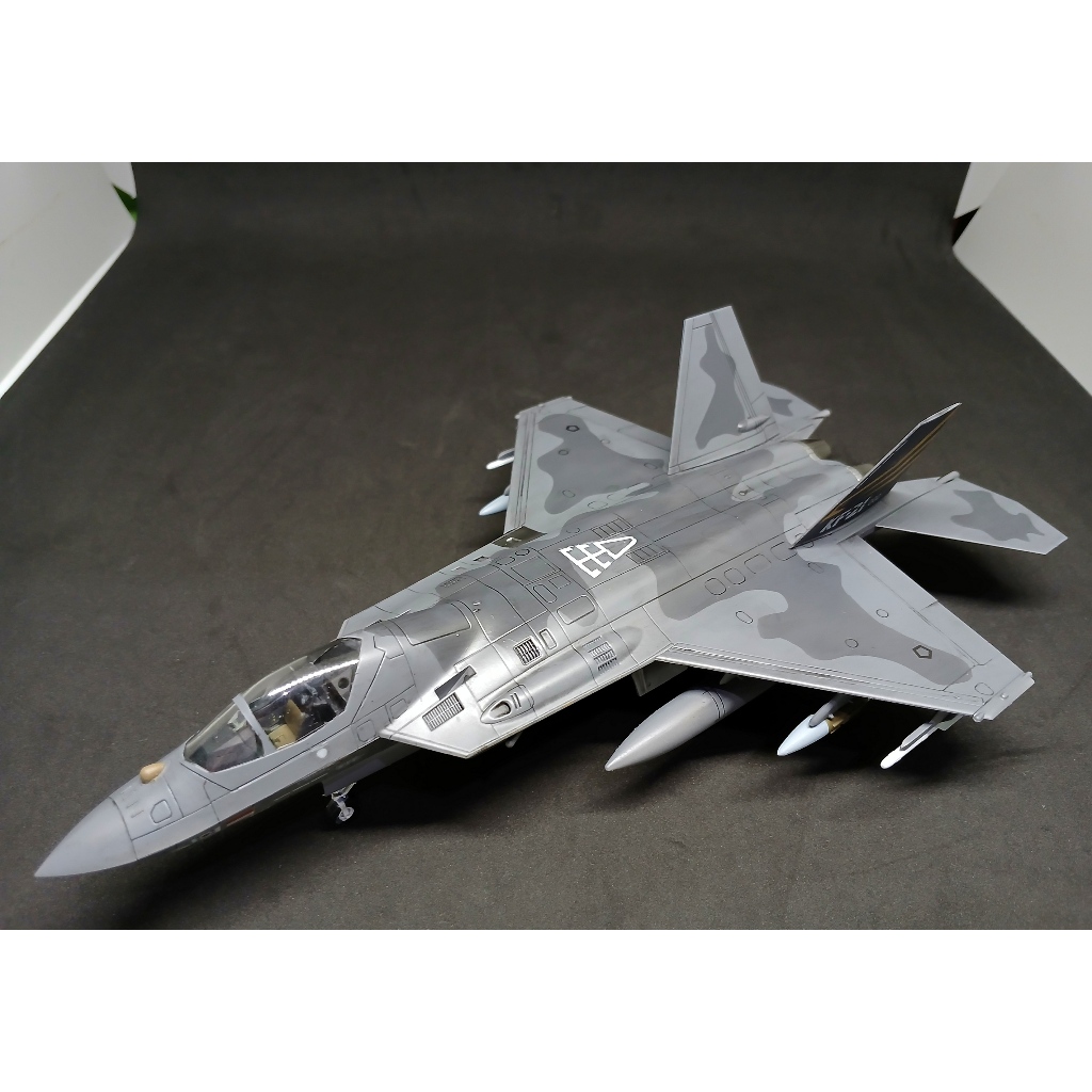 Miniatur Pesawat Jet Tempur KF-21 Boramae TNI AU Indonesia Skala 72 Academy