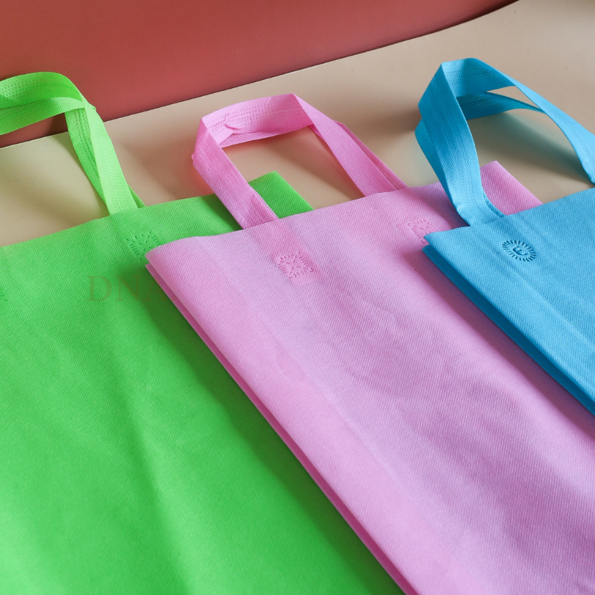 

Tas Kain Spunbond Goodie Bag Model HBPA / 1 Lusin / 12 pcs / Handle Box Dus Mika Nasi Kotak 15x15 18x18 20x20 22x22 25x25 Untuk Shopping Bag