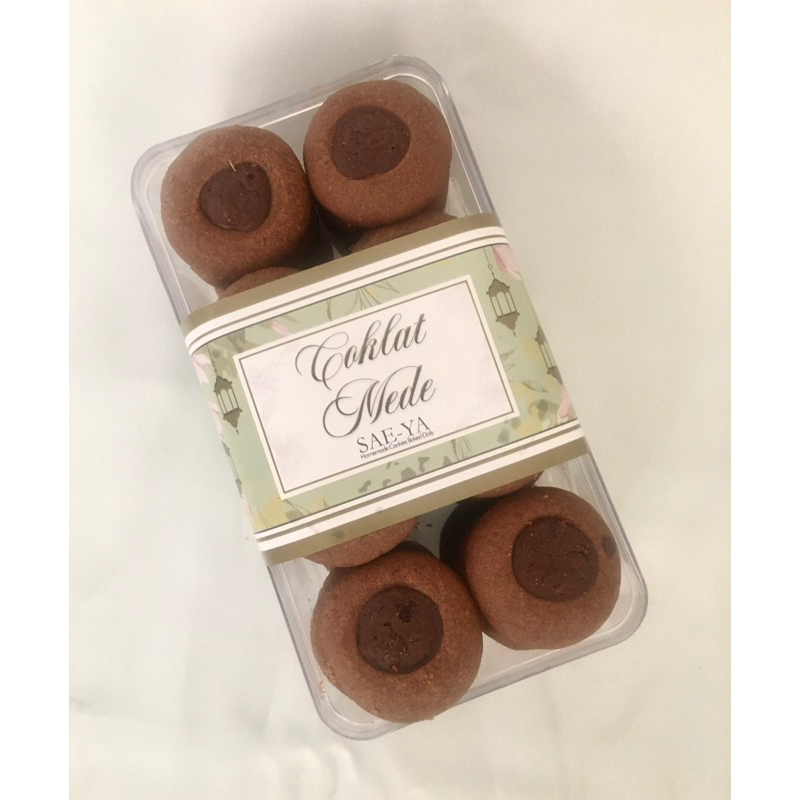 

Saeya Round Chocolate Mede. Premium Cookies. Bagus untuk hampers. Isi toples 350 gr.