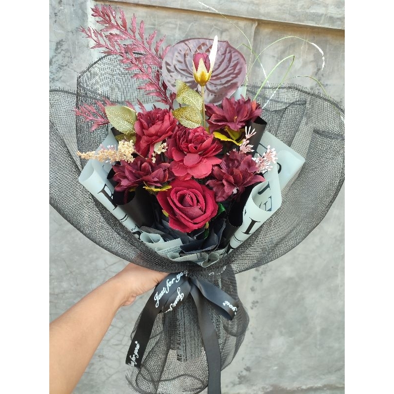 buket bunga nuansa hitam merah