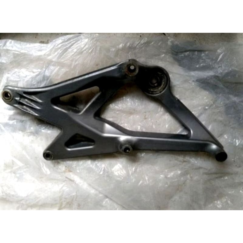 dudukan kenalpot xeon karbu original cabutan