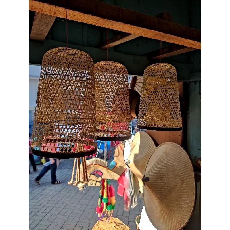 Kap lampu gantung anyaman bambu