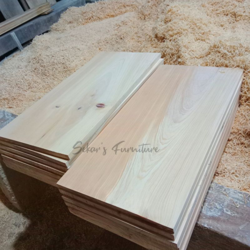 Papan kayu pinus halus bisa custom. Papan kayu lebar Papan kayu