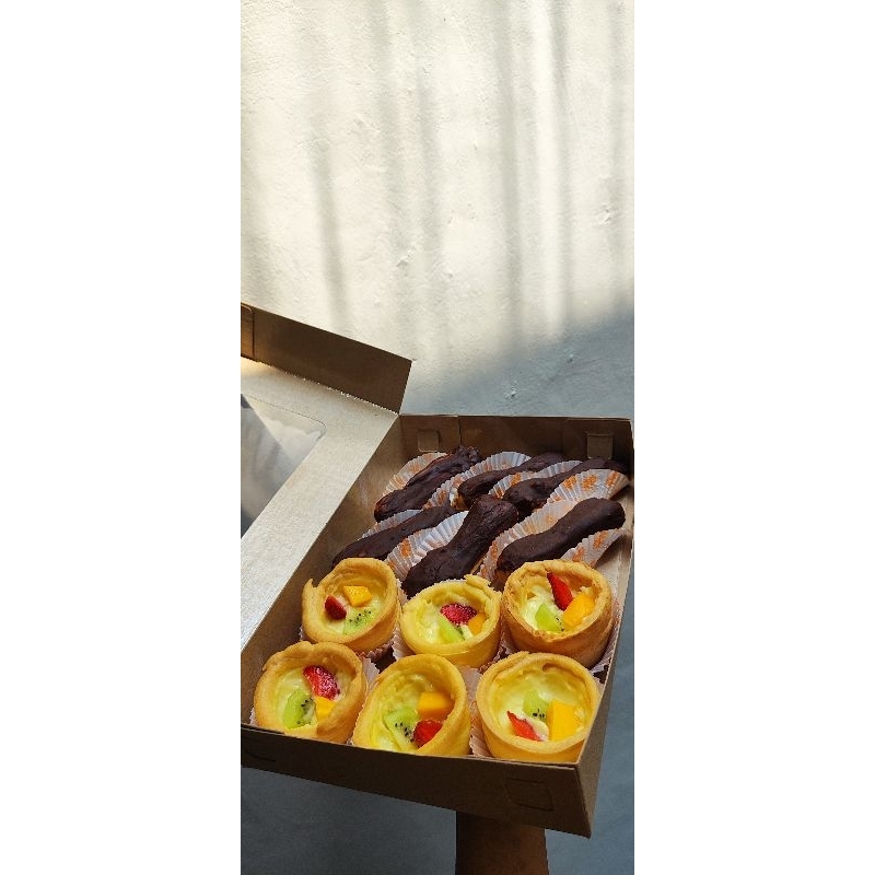 

SUS BUAH DAN ECLAIR SAYA LA DÈLICE