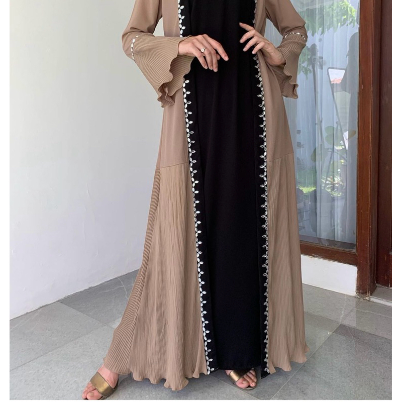 preloved viviene pleats dress by burgundi kaftan