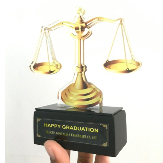 PIALA AKRILIK WISUDA JURUSAN HUKUM