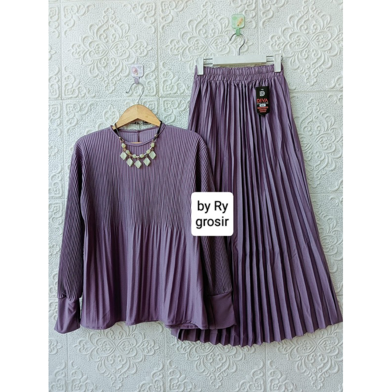 Setelan Wanita Blus Plisket Rok Polos Panjang