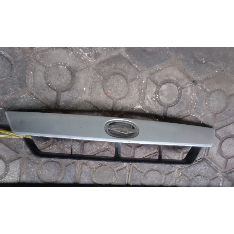 gril Suzuki Aerio 2002 2003 2004 original