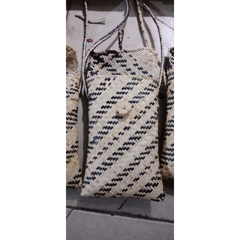 tas rotan kecil putih