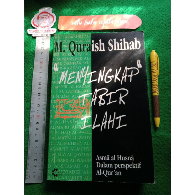 Buku Menyingkap Tabir Ilahi by M. Quraish Shihab.