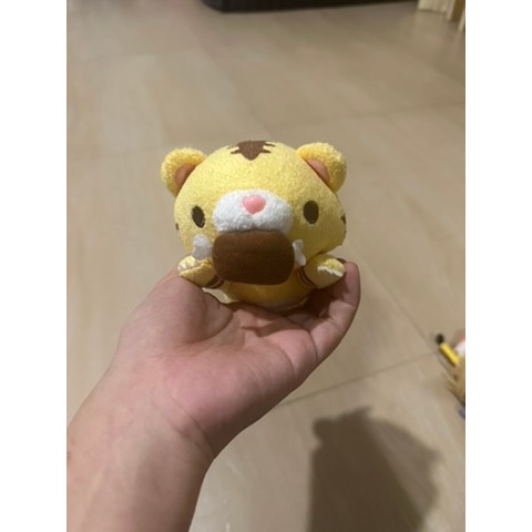 boneka kecil kucing